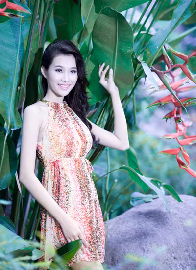 Đây là một trong số ít những bộ ảnh thời trang mà người đẹp 21 tuổi thực hiện trước khi thi hoa hậu. Đây là một trong số ít những bộ ảnh thời trang mà người đẹp 21 tuổi thực hiện trước khi thi hoa hậu.