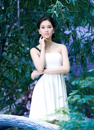 Những kiểu áo dạ hội trang nhã này được thực hiện từ chất liệu vải chiffon và satin kết hợp với pha lê, đá quý, ngọc trai cao cấp... Những kiểu áo dạ hội trang nhã này được thực hiện từ chất liệu vải chiffon và satin kết hợp với pha lê, đá quý, ngọc trai cao cấp...