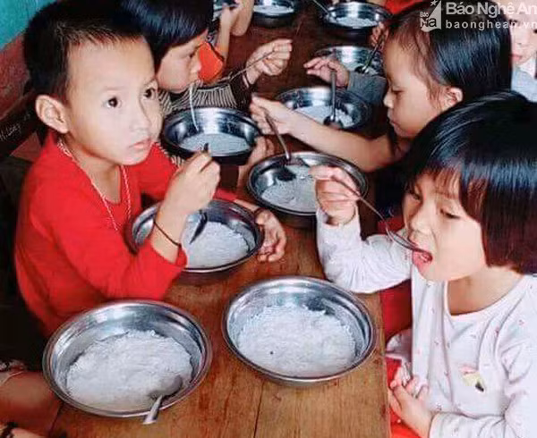 Bát miến trắng toát được Hiệu trưởng Trường mầm non Thạch Ngàn cho biết rằng đó là miến luộc nước hầm xương (ảnh Báo Nghệ An)