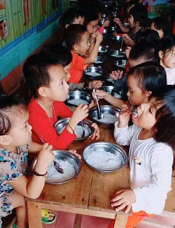 Bức ảnh được một phụ huynh chụp và cho rằng đây là bữa ăn chính của Trường mầm non Thạch Ngàn (ảnh phụ huynh cung cấp)
