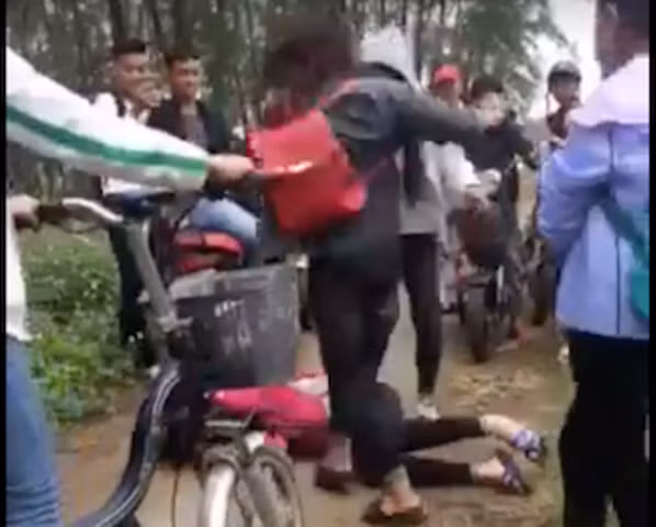 Nữ sinh bị nhóm bạn đấm, đá túi bụi khiến nạn nhân nằm gục xuống đất (ảnh cắt từ clip) Nữ sinh bị nhóm bạn đấm, đá túi bụi khiến nạn nhân nằm gục xuống đất (ảnh cắt từ clip)