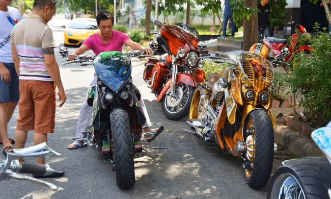 Đây đều là những mô tô đc độ lại với dáng vẻ độc đáo kì quái , có một không hai. Đây đều là những mô tô đc độ lại với dáng vẻ độc đáo kì quái , có một không hai.