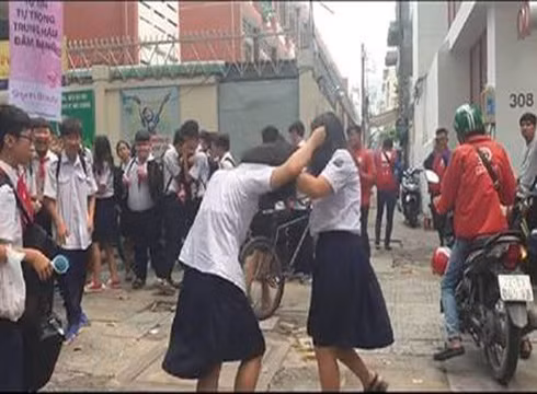 Hai nữ sinh trường Hoàng Văn Thụ túm tóc, ẩu đả với nhau trước cổng trường (ảnh cắt từ video clip)