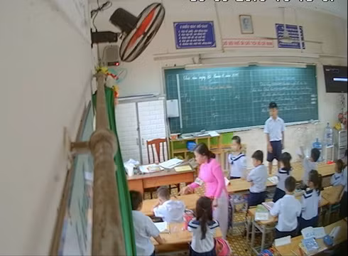 Một hành động bạo lực của cô giáo H. đối với học sinh của lớp 2/11, trường Phan Chu Trinh (ảnh cắt từ video clip) Một hành động bạo lực của cô giáo H. đối với học sinh của lớp 2/11, trường Phan Chu Trinh (ảnh cắt từ video clip)