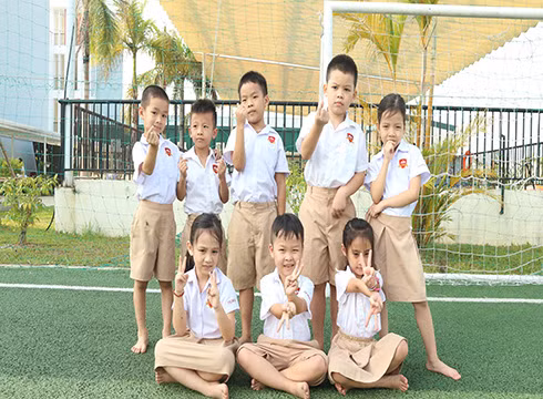 Bảo Chung và các bạn cùng lớp 1A6 của iSchool Hà Tĩnh (ảnh: iSchool)