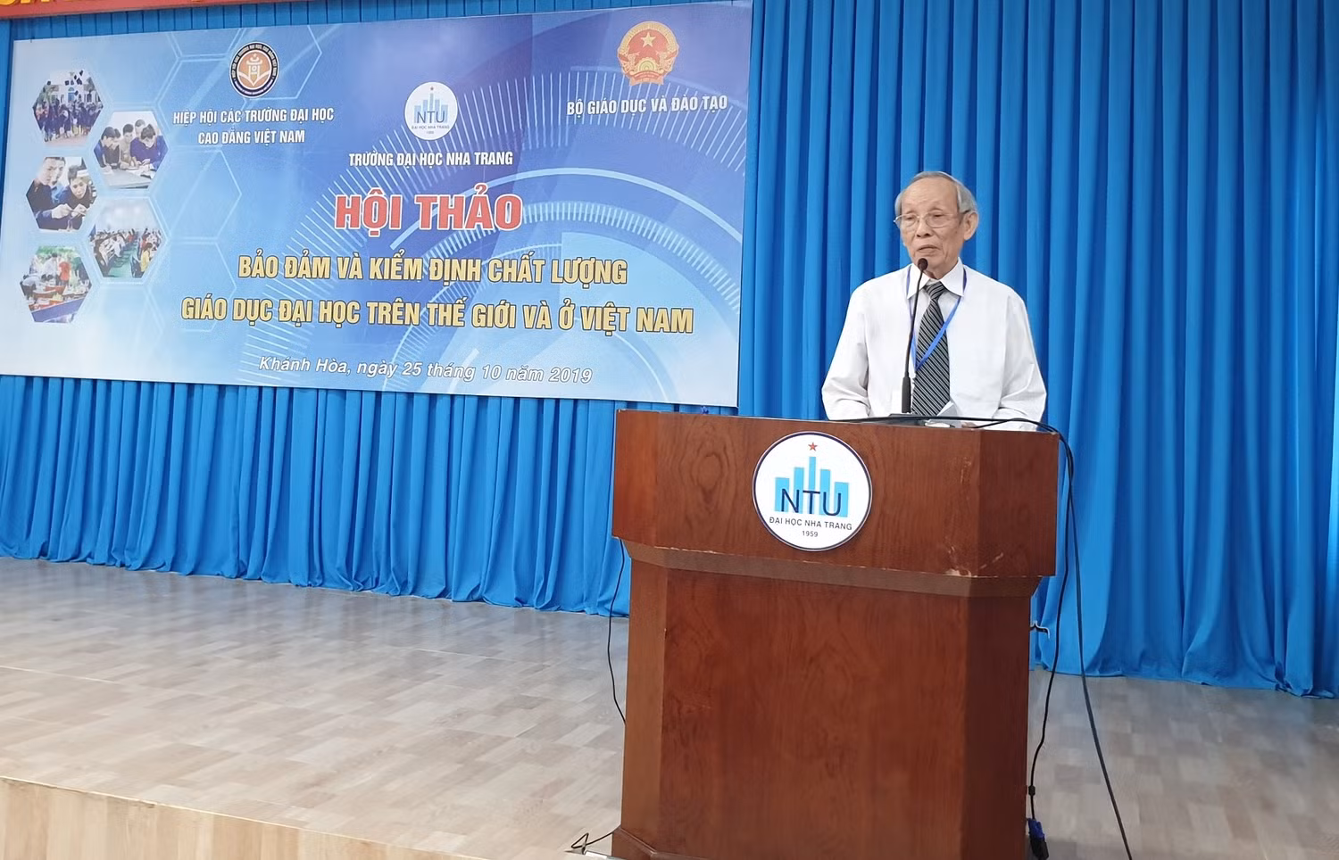 Giáo sư Trần Hồng Quân - Chủ tịch Hiệp hội các trường đại học, cao đẳng Việt Nam phát biểu khai mạc (ảnh: P.L) Giáo sư Trần Hồng Quân - Chủ tịch Hiệp hội các trường đại học, cao đẳng Việt Nam phát biểu khai mạc (ảnh: P.L)