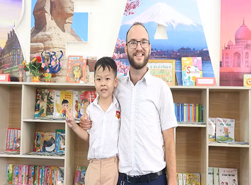 Khi học tiếng Anh riêng với thầy giáo, Chung tỏ ra yêu thích các chủ đề về khoa học tự nhiên (ảnh: iSchool)