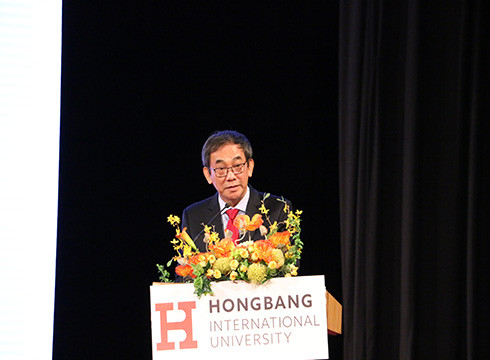 Phó Giáo sư Hồ Thanh Phong - Hiệu trưởng phát biểu tại lễ khai giảng năm học mới (ảnh: HIU) Phó Giáo sư Hồ Thanh Phong - Hiệu trưởng phát biểu tại lễ khai giảng năm học mới (ảnh: HIU)