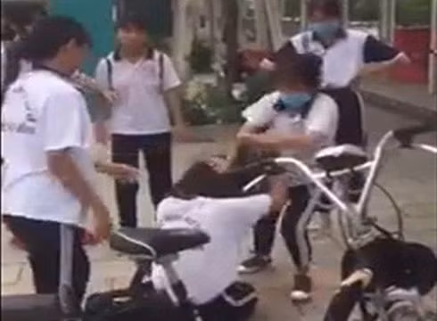 Nữ sinh bị bạn túm tóc, đánh tới tấp ở tỉnh Bình Dương (ảnh cắt từ video clip) Nữ sinh bị bạn túm tóc, đánh tới tấp ở tỉnh Bình Dương (ảnh cắt từ video clip)