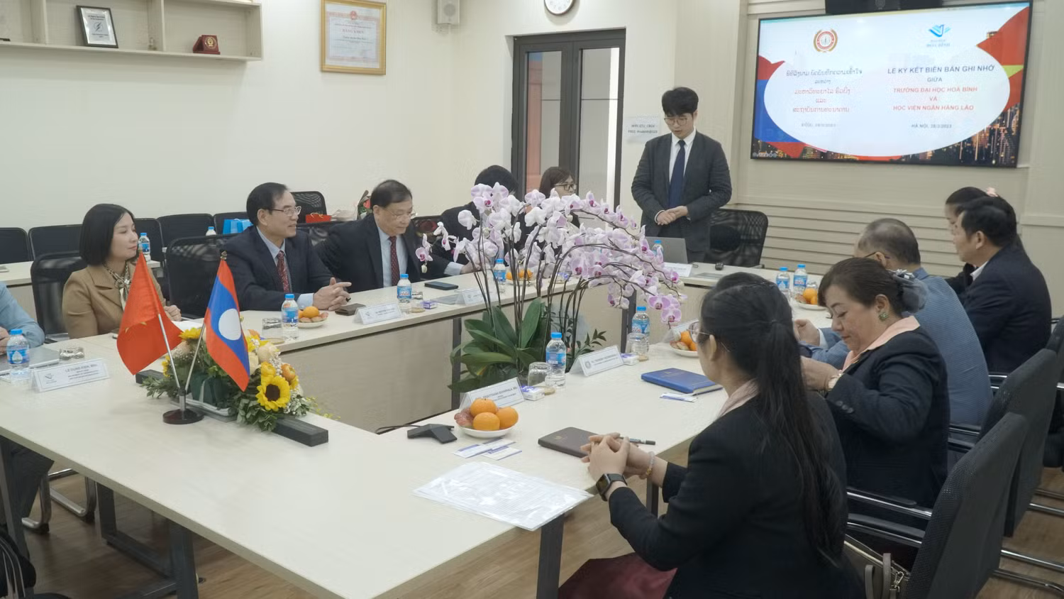 Quang cảnh buổi lễ ký kết biên bản ghi nhớ giữa Trường Đại học Hòa Bình và Học viện Ngân hàng Lào.