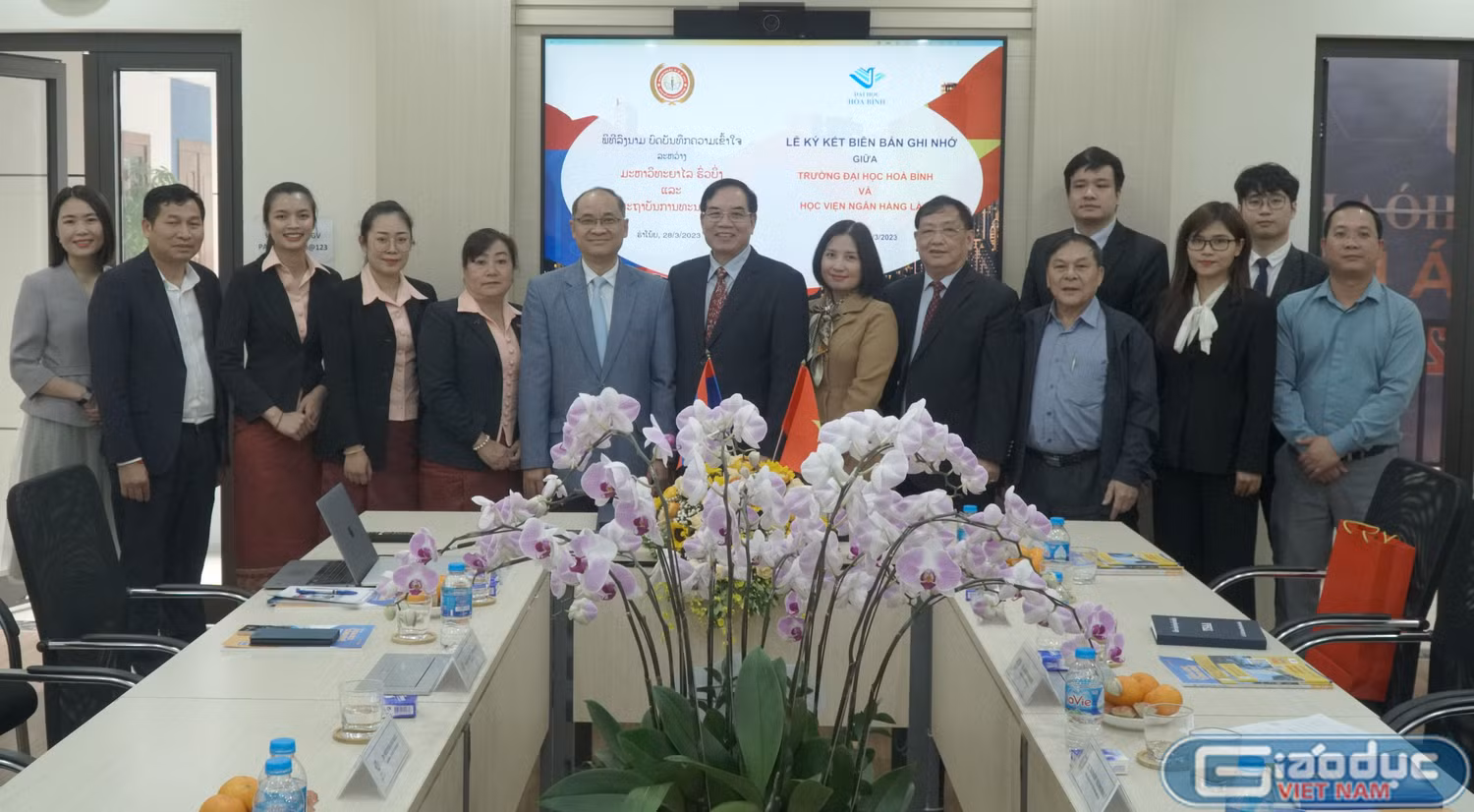 Lãnh đạo, cán bộ Trường Đại học Hòa Bình chụp ảnh cùng đoàn cán bộ cấp cao Học viện Ngân hàng Lào
