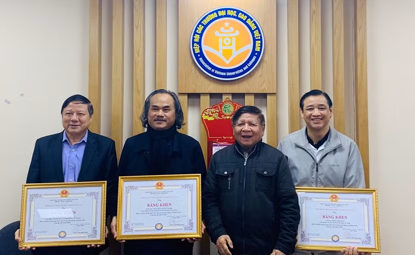 Phó chủ tịch Hiệp hội Các trường đại học, cao đẳng Việt Nam tặng bằng khen cho 3 chủ nhiệm câu lạc bộ có nhiều cố gắng tổ chức nhiều hoạt động của câu lạc bộ trong năm 2018 Phó chủ tịch Hiệp hội Các trường đại học, cao đẳng Việt Nam tặng bằng khen cho 3 chủ nhiệm câu lạc bộ có nhiều cố gắng tổ chức nhiều hoạt động của câu lạc bộ trong năm 2018