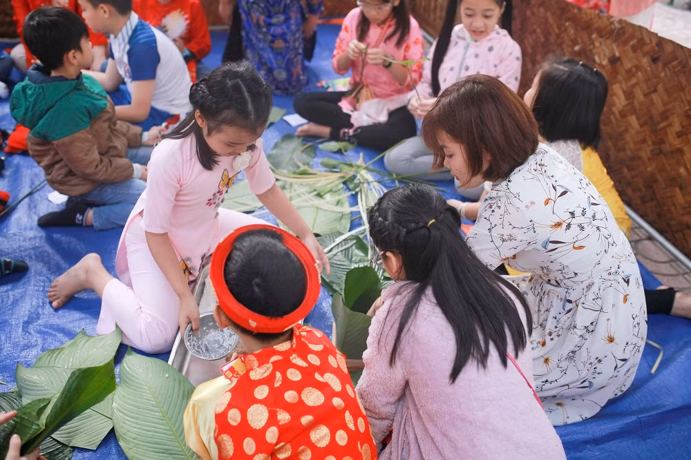 Cô giáo và học sinh trường Việt - Úc làm bánh chưng - món ăn không thể thiếu ngày Tết