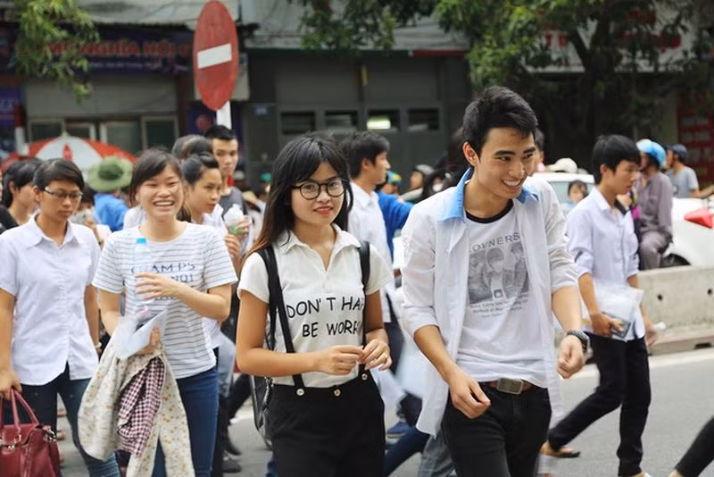 Ngày 9/10, Phó chủ tịch Ủy ban nhân dân thành phố Hà Nội kí quyết định phê duyệt kế hoạch tuyển sinh vào lớp 10 trung học phổ thông năm học 2019 - 2020. Theo đó, thay vì phương thức thi tuyển kết hợp với xét tuyển như đã áp dụng từ nhiều năm nay, Hà Nội sẽ thực hiện phương thức thi tuyển 4 môn thi, trong đó có 3 môn bắt buộc là toán, ngữ văn, ngoại ngữ. Môn thi thứ tư sẽ được công bố vào tháng 3/2019. (Ảnh minh họa: VTV) Ngày 9/10, Phó chủ tịch Ủy ban nhân dân thành phố Hà Nội kí quyết định phê duyệt kế hoạch tuyển sinh vào lớp 10 trung học phổ thông năm học 2019 - 2020. Theo đó, thay vì phương thức thi tuyển kết hợp với xét tuyển như đã áp dụng từ nhiều năm nay, Hà Nội sẽ thực hiện phương thức thi tuyển 4 môn thi, trong đó có 3 môn bắt buộc là toán, ngữ văn, ngoại ngữ. Môn thi thứ tư sẽ được công bố vào tháng 3/2019. (Ảnh minh họa: VTV)