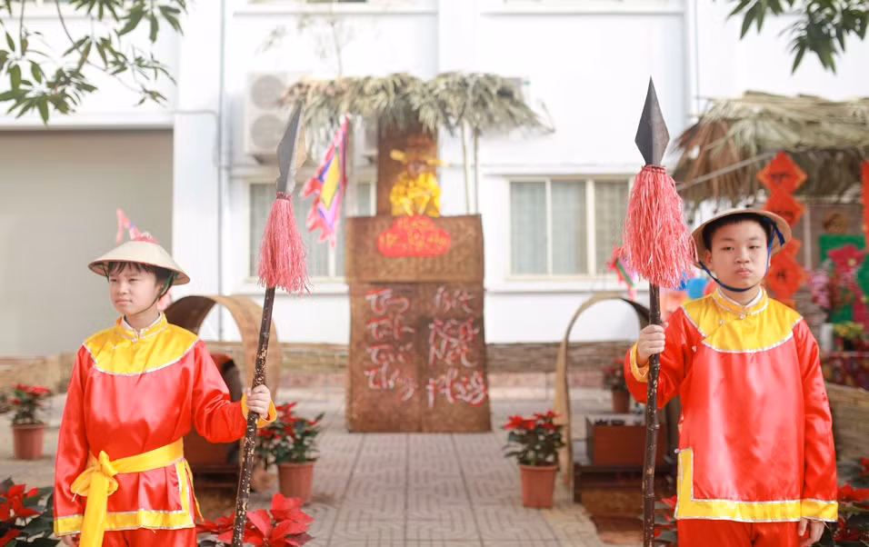 Hội xuân 2019 của trường Việt - Úc đã tái hiện không gian trường thi xưa gồm: lều, chõng, chòi canh... cùng lính canh, quan trường...