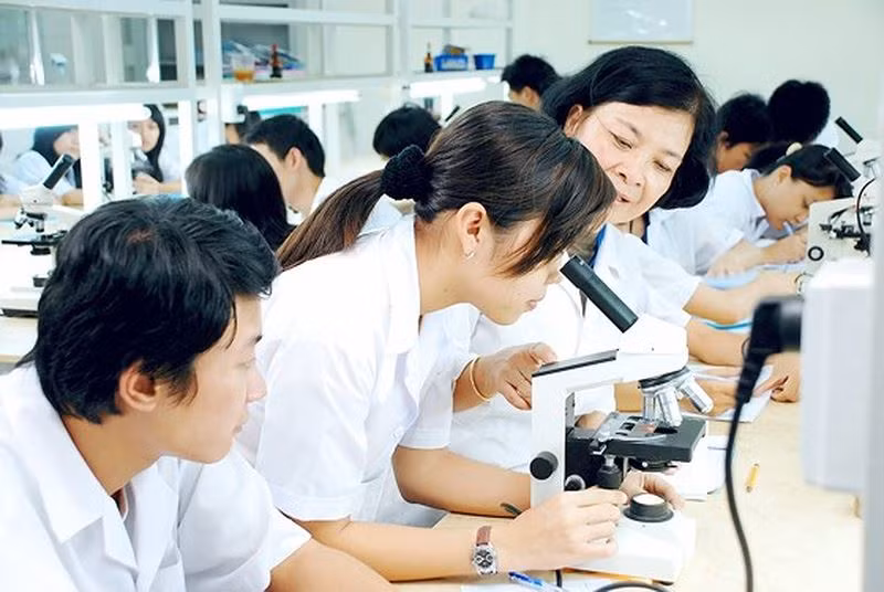 Đối với các ngành thuộc lĩnh vực sức khỏe có cấp chứng chỉ hành nghề trình độ đại học chỉ tuyển sinh học sinh tốt nghiệp có học lực lớp 12 xếp loại Giỏi, Khá. (Ảnh minh họa: Báo Sài Gòn giải phóng) Đối với các ngành thuộc lĩnh vực sức khỏe có cấp chứng chỉ hành nghề trình độ đại học chỉ tuyển sinh học sinh tốt nghiệp có học lực lớp 12 xếp loại Giỏi, Khá. (Ảnh minh họa: Báo Sài Gòn giải phóng)