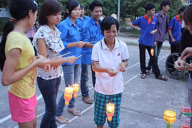 Trung thu tại làng Hữu nghị Việt Nam. Nhiều em lấy làm vui khi được lần đầu tiên thắp nến Trung thu tại làng Hữu nghị Việt Nam. Nhiều em lấy làm vui khi được lần đầu tiên thắp nến