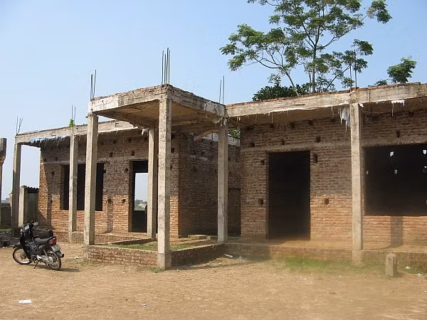 Đã hơn 3 năm, điểm trường Tiểu học tại thôn Nga Trại vẫn chưa xong tầng 2, giờ đã trở thành nhà hoang. Ảnh Xuân Trung Đã hơn 3 năm, điểm trường Tiểu học tại thôn Nga Trại vẫn chưa xong tầng 2, giờ đã trở thành nhà hoang. Ảnh Xuân Trung