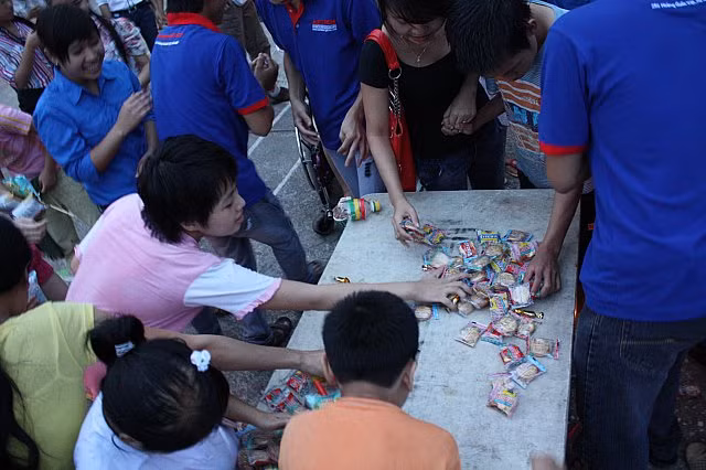 Trung thu, các em được dịp "cướp quà". Trung thu, các em được dịp "cướp quà".