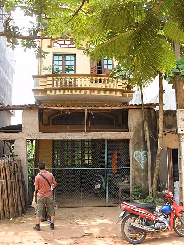 Ngôi nhà 2 tầng của nghi phạm Lê Văn Luyện luôn đóng kín của từ hôm xảy ra sự việc. Ảnh Xuân Trung