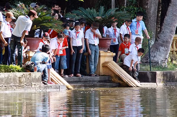 Các em nhỏ Trường Sa không phải lần đầu tiên nhìn thấy cá, nhưng với cá ở đây khiến các em tò mò