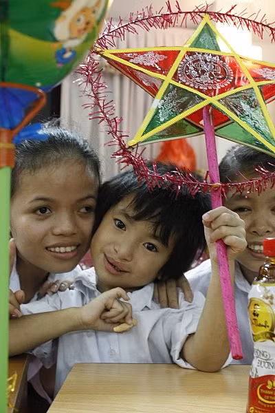 Chiếc đèn ông sao, sao năm cánh tươi màu... Chiếc đèn ông sao, sao năm cánh tươi màu...