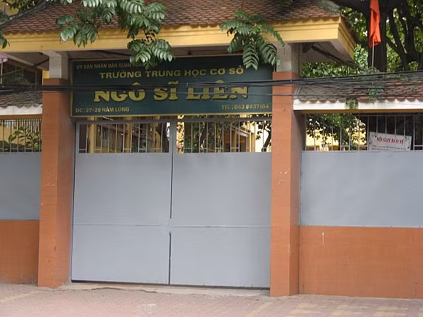 Nhiều phụ huynh bức xúc với cách công bố kết quả thi vào lớp chọn của trường THCS Ngô Sỹ Liên. Ảnh Xuân Trung