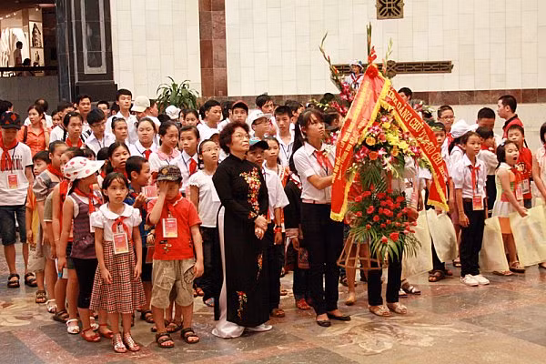 Dâng hoa tại tượng đài Bác