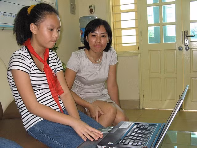 Đàm Minh Anh cùng cô giáo dạy tin Nguyễn Thị Ánh, Ảnh Xuân Trung