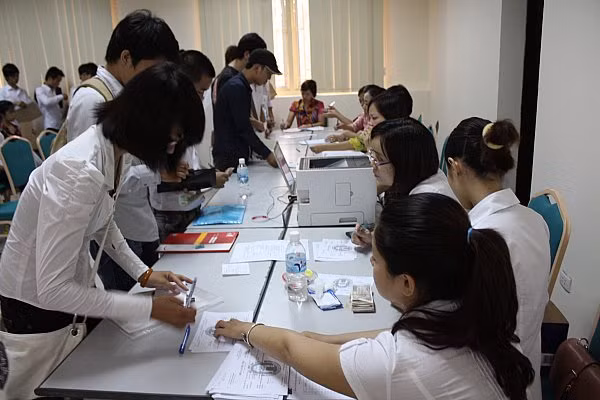 Thí sinh nộp đơn xét tuyển NV2. Ảnh Xuân Trung Thí sinh nộp đơn xét tuyển NV2. Ảnh Xuân Trung