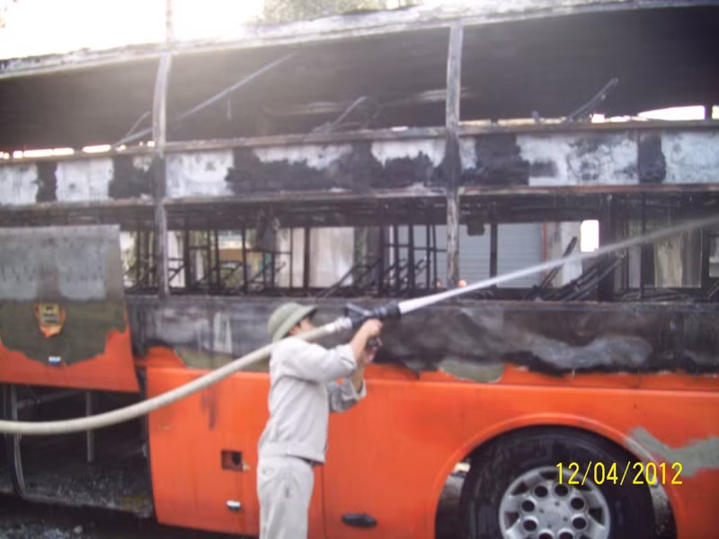 Tuy nhiên do ngọn lửa bùng nhanh nên chiếc xe đã bị thiêu rụi hoàn toàn chiếc xe