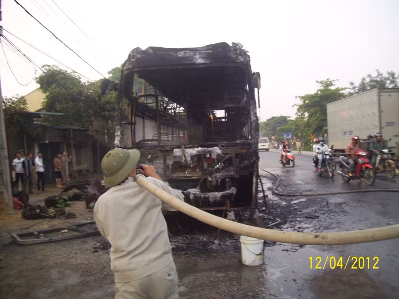 Lực lượng chức năng tham gia chữa cháy