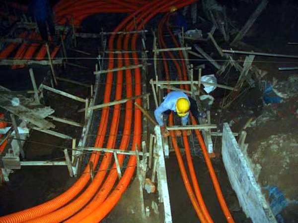 7. Đơn vị cấp nước được miễn tiền sử dụng đất, tiền thuê đất công trình cấp nước Theo Nghị định 124/2011/NĐ-CP sửa đổi, bổ sung một số điều của Nghị định 117/2007/NĐ-CP ngày 11/7/2007 của Chính phủ về sản xuất, cung cấp và tiêu thụ nước sạch, đơn vị cấp nước được miễn tiền sử dụng đất, tiền thuê đất đối với công trình cấp nước bao gồm: Công trình khai thác, xử lý nước, đường ống và công trình trên mạng lưới đường ống cấp nước; các công trình hỗ trợ quản lý, vận hành hệ thống cấp nước (nhà hành chính, nhà quản lý, điều hành, nhà xưởng, kho bãi vật tư, thiết bị). Thời gian lập đồ án quy hoạch cấp nước đô thị cũng được rút ngắn từ không quá 12 tháng xuống còn không quá 9 tháng, kể từ ngày nhiệm vụ quy hoạch được cấp có thẩm quyền phê duyệt. Nghị định mới có hiệu lực thi hành từ ngày 20/2/2012. 7. Đơn vị cấp nước được miễn tiền sử dụng đất, tiền thuê đất công trình cấp nước Theo Nghị định 124/2011/NĐ-CP sửa đổi, bổ sung một số điều của Nghị định 117/2007/NĐ-CP ngày 11/7/2007 của Chính phủ về sản xuất, cung cấp và tiêu thụ nước sạch, đơn vị cấp nước được miễn tiền sử dụng đất, tiền thuê đất đối với công trình cấp nước bao gồm: Công trình khai thác, xử lý nước, đường ống và công trình trên mạng lưới đường ống cấp nước; các công trình hỗ trợ quản lý, vận hành hệ thống cấp nước (nhà hành chính, nhà quản lý, điều hành, nhà xưởng, kho bãi vật tư, thiết bị). Thời gian lập đồ án quy hoạch cấp nước đô thị cũng được rút ngắn từ không quá 12 tháng xuống còn không quá 9 tháng, kể từ ngày nhiệm vụ quy hoạch được cấp có thẩm quyền phê duyệt. Nghị định mới có hiệu lực thi hành từ ngày 20/2/2012.