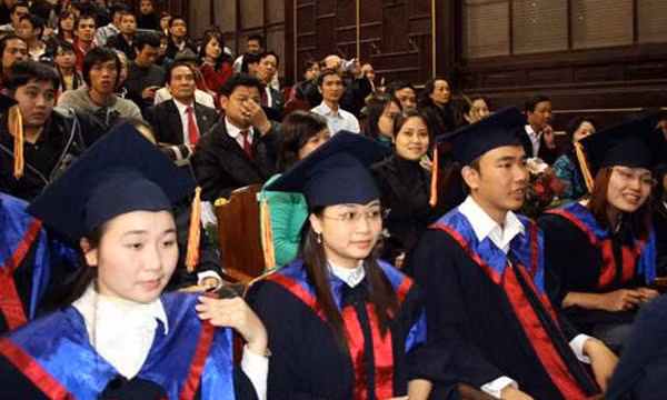 5. Tuyển thẳng người tốt nghiệp đại học loại giỏi vào công chức cấp xã Từ ngày 1/2/2012, theo quy định tại Nghị định 112/2011/NĐ-CP về công chức xã, phường, thị trấn, Chủ tịch UBND cấp huyện được xem xét, tiếp nhận không qua thi tuyển đối với người tốt nghiệp đại học đạt loại giỏi trở lên ở trong nước và đạt loại khá trở lên ở nước ngoài có chuyên môn, nghiệp vụ phù hợp với chức danh công chức cần tuyển dụng. Trường hợp khác được xem xét, tiếp nhận không qua thi tuyển công chức cấp xã là người có trình độ đào tạo từ đại học trở lên, có ít nhất 5 năm công tác (không kể thời gian tập sự, thử việc) trong ngành, lĩnh vực cần tuyển, đáp ứng được ngay yêu cầu của chức danh công chức cấp xã cần tuyển dụng. 5. Tuyển thẳng người tốt nghiệp đại học loại giỏi vào công chức cấp xã Từ ngày 1/2/2012, theo quy định tại Nghị định 112/2011/NĐ-CP về công chức xã, phường, thị trấn, Chủ tịch UBND cấp huyện được xem xét, tiếp nhận không qua thi tuyển đối với người tốt nghiệp đại học đạt loại giỏi trở lên ở trong nước và đạt loại khá trở lên ở nước ngoài có chuyên môn, nghiệp vụ phù hợp với chức danh công chức cần tuyển dụng. Trường hợp khác được xem xét, tiếp nhận không qua thi tuyển công chức cấp xã là người có trình độ đào tạo từ đại học trở lên, có ít nhất 5 năm công tác (không kể thời gian tập sự, thử việc) trong ngành, lĩnh vực cần tuyển, đáp ứng được ngay yêu cầu của chức danh công chức cấp xã cần tuyển dụng.