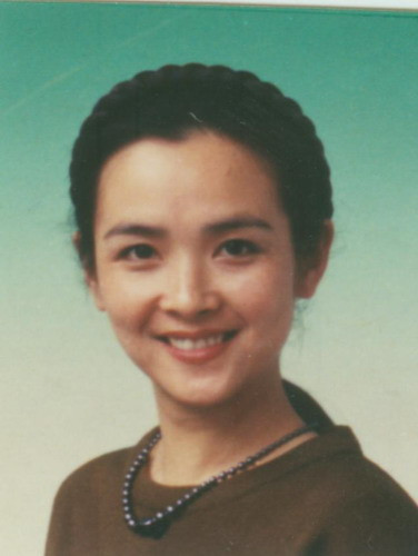 Xuất thân từ Thành Đô, Tứ Xuyên, 1970 học tại trường múa chuyên nghiệp ở Thành Đô, 1974 -1978 là diễn viên múa của Nhà hát ca múa nhạc Thành Đô, từng vào vao Tiết Bảo Cầm trong “Hồng Lâu Mộng” 1997, năm 1988 vào vai Ngũ trang Quan đạo đồng Thanh Phong trong “Tây Du Ký”.