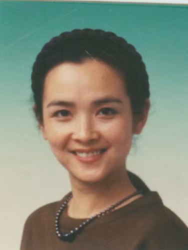 Xuất thân từ Thành Đô, Tứ Xuyên, 1970 học tại trường múa chuyên nghiệp ở Thành Đô, 1974 -1978 là diễn viên múa của Nhà hát ca múa nhạc Thành Đô, từng vào vao Tiết Bảo Cầm trong “Hồng Lâu Mộng” 1997, năm 1988 vào vai Ngũ trang Quan đạo đồng Thanh Phong trong “Tây Du Ký”.