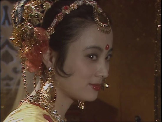 Lý Linh Ngọc sinh năm 1963 trong một gia đình công nhân tại Dương Châu, Giang Tô. Năm 1980 cô được nhận vào Đoàn Vũ kịch hồng kỳ Bắc Kinh và theo học tại Viện vũ kịch Thiệu Hưng, Chiết Giang. Từ năm 1984 cô gia nhập Vũ đoàn ca Đông Phương và nhanh chóng nổi tiếng. Tại đây cô gặp bạn trai và kết hôn. Năm 1985 Lý Linh Ngọc cho thu âm album đầu tay “Vẻ đẹp mới phương Đông Lý Linh Ngọc”. Năm 1987, album “Ngọt, Ngọt, Ngọt” của cô khuấy động làng giải trí Trung Quốc với số đĩa bán ra là 8 triệu bản, con số chưa từng có ở Trung Quốc thời bấy giờ. Giọng ca của cô trở thành “tiếng hát thời đại” trên các diễn đàn ca hát của Trung Quốc.