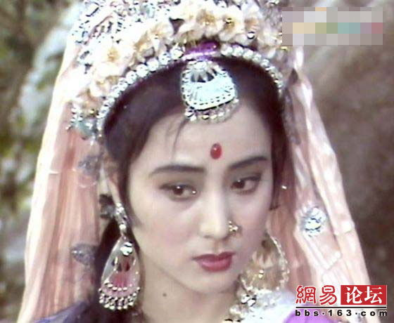 Ngọc Thố tinh – Lý Linh Ngọc. Với vẻ đẹp tuyệt sắc không ai không biết, nhiều người bị mê hoặc với vẻ đẹp của cô khi diện trang phục thiếu nữ Ấn Độ.
