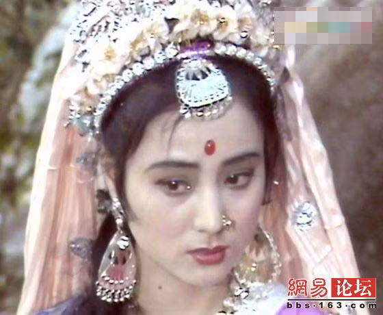 Ngọc Thố tinh – Lý Linh Ngọc. Với vẻ đẹp tuyệt sắc không ai không biết, nhiều người bị mê hoặc với vẻ đẹp của cô khi diện trang phục thiếu nữ Ấn Độ.