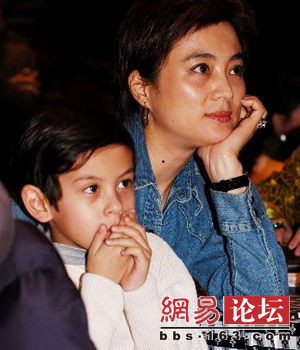 Năm 1993 “Ngọc thố” và chồng chia tay nhau và cô đến Nhật Bản. Sau này “Ngọc thố” thừa nhận mình bị trầm cảm khi hôn nhân đổ vỡ. Năm 1995 cô qua Canada và gặp Jerry, một Tổng giám đốc giàu có. Lúc đầu Lý Linh Ngọc rất thận trọng trong tình cảm, nhưng rồi ba năm sau họ đã làm đám cưới tại Thượng Hải và năm 1999 sinh một cậu con trai, chuyển đến Canada sinh sống.