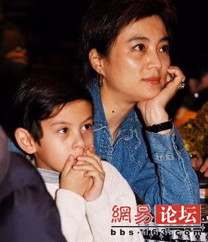 Năm 1993 “Ngọc thố” và chồng chia tay nhau và cô đến Nhật Bản. Sau này “Ngọc thố” thừa nhận mình bị trầm cảm khi hôn nhân đổ vỡ. Năm 1995 cô qua Canada và gặp Jerry, một Tổng giám đốc giàu có. Lúc đầu Lý Linh Ngọc rất thận trọng trong tình cảm, nhưng rồi ba năm sau họ đã làm đám cưới tại Thượng Hải và năm 1999 sinh một cậu con trai, chuyển đến Canada sinh sống.
