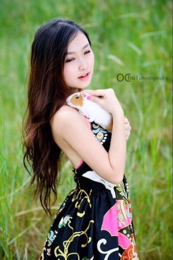 Và đây là chiếc váy đen huyền quyến rũ, cô ngàng đùa nghịch cùng chú chuột hamster nàng vô cùng yêu quý. Xem thêm: Cơn sốt 'thiên sứ 9X': Đẹp như mỹ nhân cổ trang Trung Hoa
