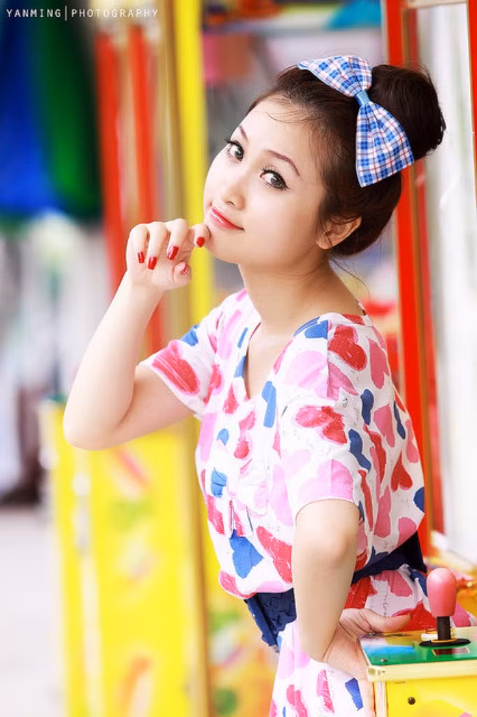 Tinh nghịch trong chiếc váy hoa sắc màu cùng chiếc nơ cài đầu nhí nhảnh, dễ thương. Xem thêm: Cơn sốt 'thiên sứ 9X': Đẹp như mỹ nhân cổ trang Trung Hoa