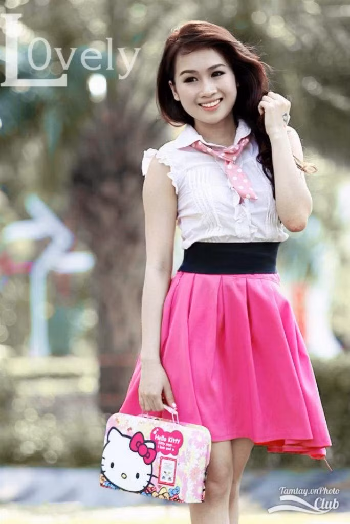 Một Na Pang nhẹ nhàng trên phố với váy hồng, áo trắng đón nắng xinh. Xem thêm: Cơn sốt "Thiên sứ 9X" (P2): Đẹp như Hoàng Dung trong Anh hùng xạ điêu