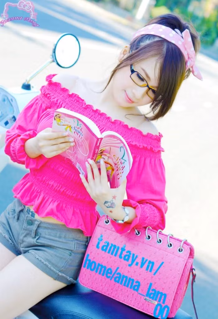 Na xinh lung linh trong mắt kính, màu hồng nổi bật trên phố nắng. Xem thêm: Cơn sốt "Thiên sứ 9X" (P2): Đẹp như Hoàng Dung trong Anh hùng xạ điêu
