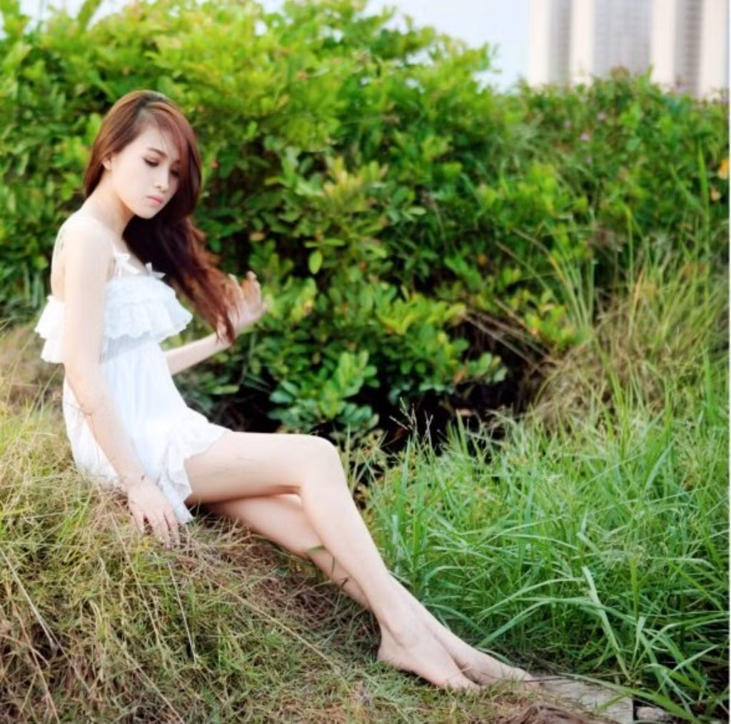 Đôi chân đẹp quyến rũ cùng nước da trắng, dáng vẻ manh mai yêu kiều, trông Na nhẹ nhàng, e lệ mà thanh thoát. Xem thêm: Cơn sốt "Thiên sứ 9X" (P2): Đẹp như Hoàng Dung trong Anh hùng xạ điêu