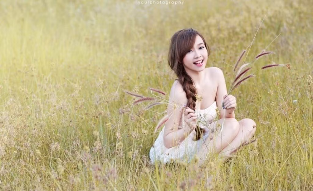 Giữa vườn lung linh ấy, cô nàng đùa nghịch cùng những bỗng lau nhỏ xinh. Xem thêm: Cơn sốt 'thiên sứ 9X': Mỹ nữ chốn bồng lai, tiên cảnh