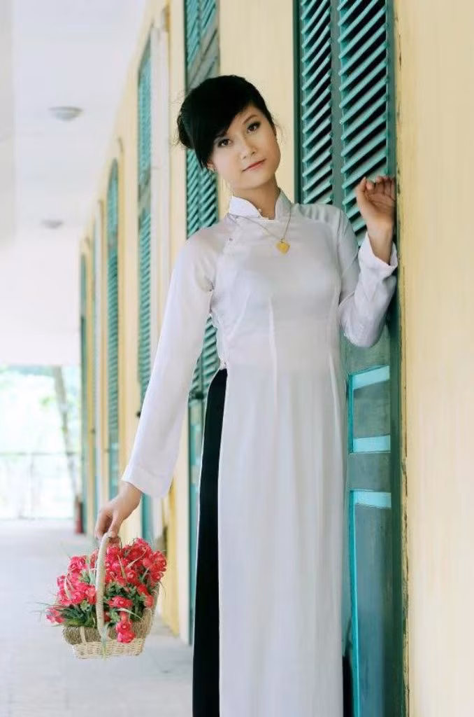 Ở trường, Thủy năng nổ trong hoạt động của trường, lớp, là cây văn nghệ với nhiều tài năng nổi bật, giọng hát truyền cảm,cùng vóc dáng mảnh mai, yêu kiều trong những tiết mục múa đặc sắc để lại nhiều ấn tượng khó phai Ở trường, Thủy năng nổ trong hoạt động của trường, lớp, là cây văn nghệ với nhiều tài năng nổi bật, giọng hát truyền cảm,cùng vóc dáng mảnh mai, yêu kiều trong những tiết mục múa đặc sắc để lại nhiều ấn tượng khó phai