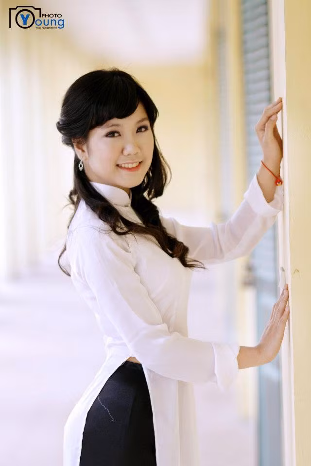 Không những xinh xắn mà Khánh Linh được biết đến như một tài năng trong học tập mà bạn bè ai cũng ngưỡng mộ, từng đạt nhiều thành tích cao, đạt học sinh giỏi nhiều năm liền, Lớp 8 Giải Nhất Olympic tiếng Anh quận Ba Đình, Giải Khuyến Khích môn Ngữ Văn Olympic Hà Nội – Amsterdam, Lớp 9 đạt Giải Nhì Olympic tiếng Anh quận Ba Đình, và Giải Phim làm phụ đề hay nhất của chương trình làm phim Kid Witness News do Panasonic tổ chức.