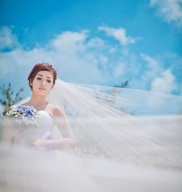 Khuôn mặt thanh tú, vóc dáng chuẩn, Linh nổi bật giữa bãi biển xinh đẹp đầy nắng và gió